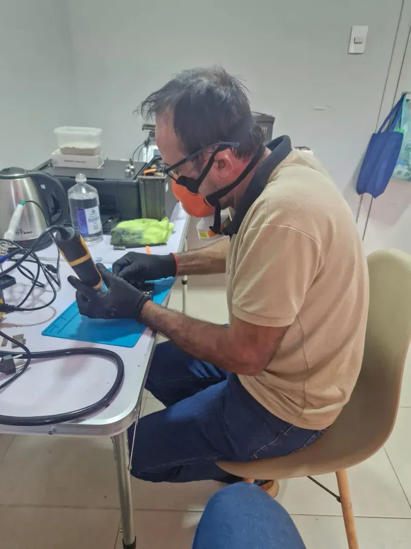 Trabalho técnico com instrumentos e microscópio em bancada