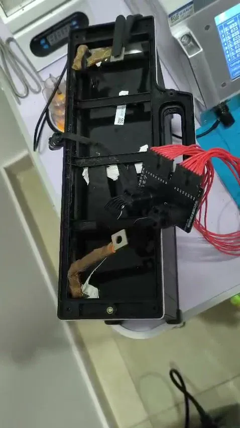 Bateria aberta conectada ao equipamento de avaliação