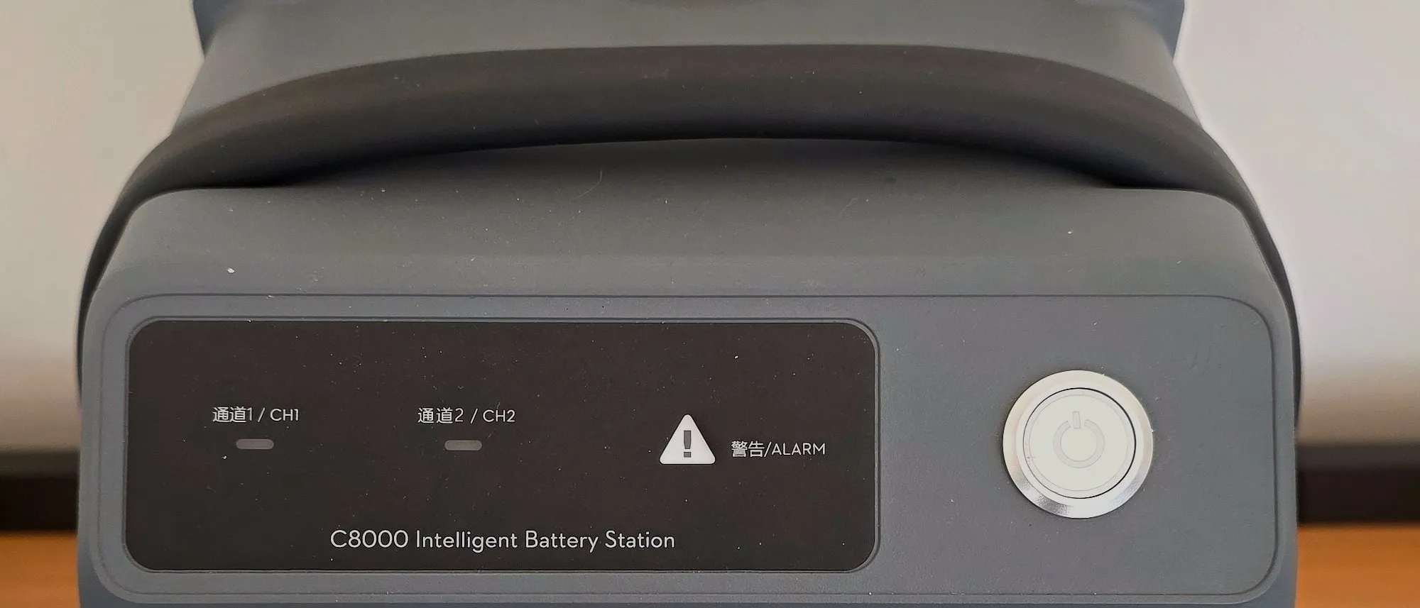 Painel da estação de carga DJI C8000, com os dois canais de carga e o botão de ligar