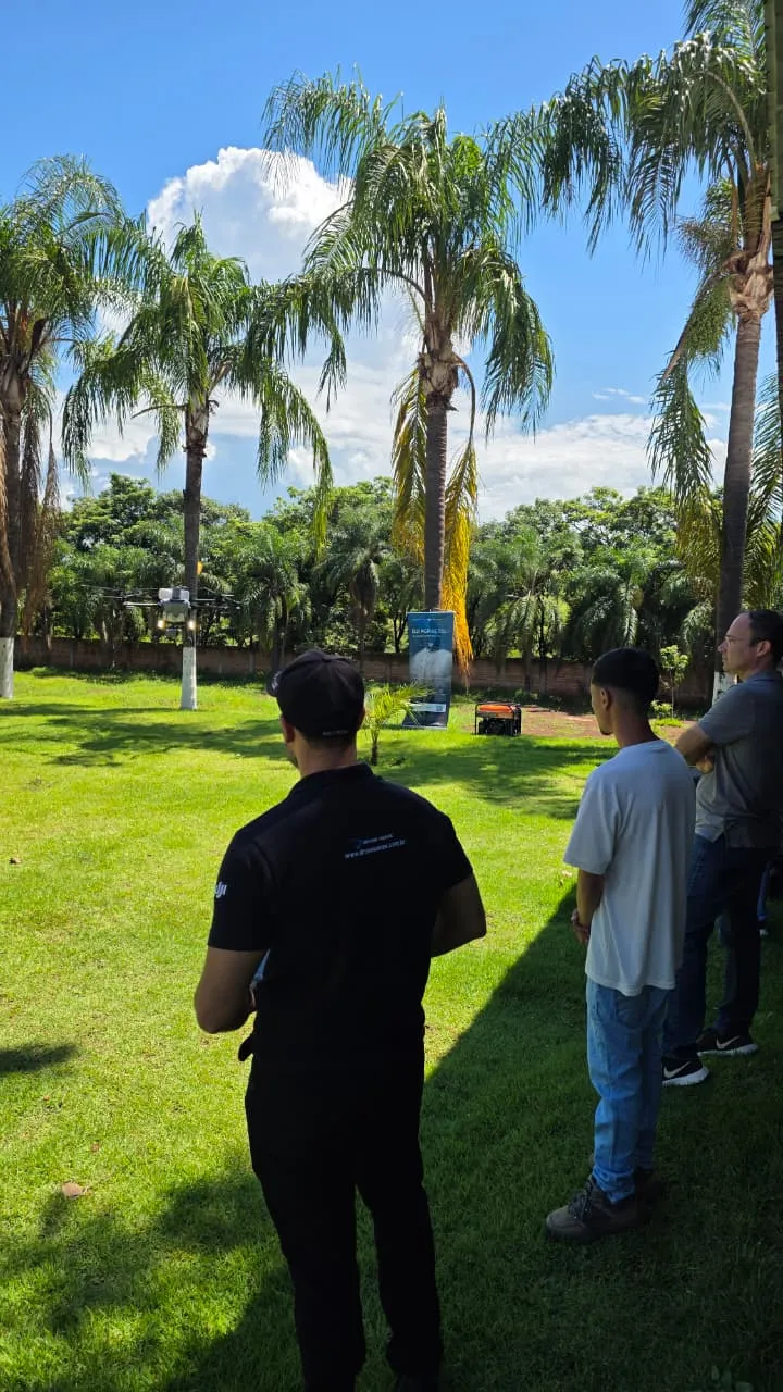 Aula prática de pilotagem de drone agrícola DJI Agras da Drone Sense em Ribeirão Preto