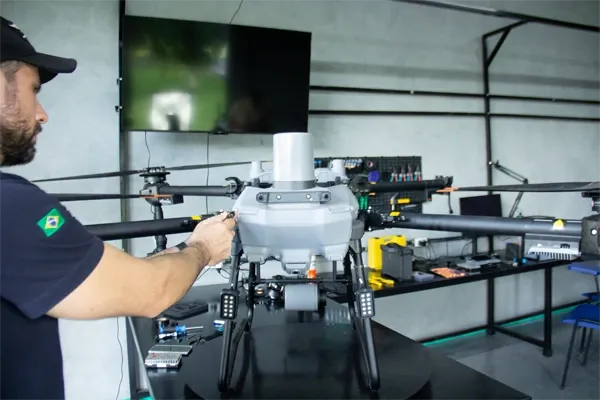 Laboratório da Drone Sense com bancada de manutenção de drones agrícolas