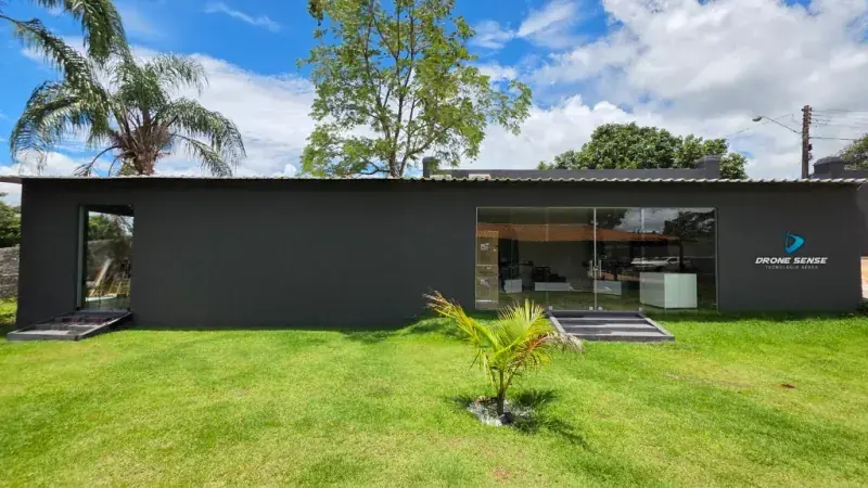 Fachada da sede Drone Sense em Ribeirão Preto, com jardim à frente
