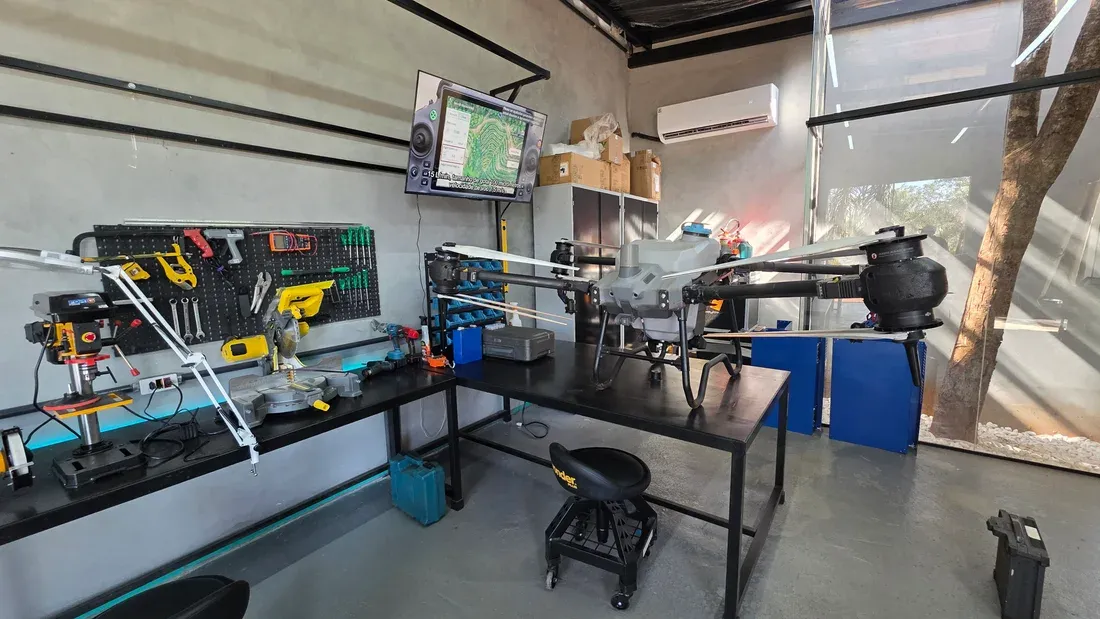 Vista da bancada, ferramentas e drone no laboratório Drone Sense em Ribeirão Preto