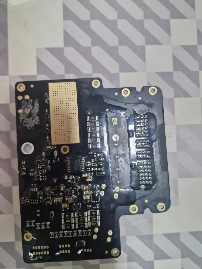Detalhe de placa eletrônica e seus componentes