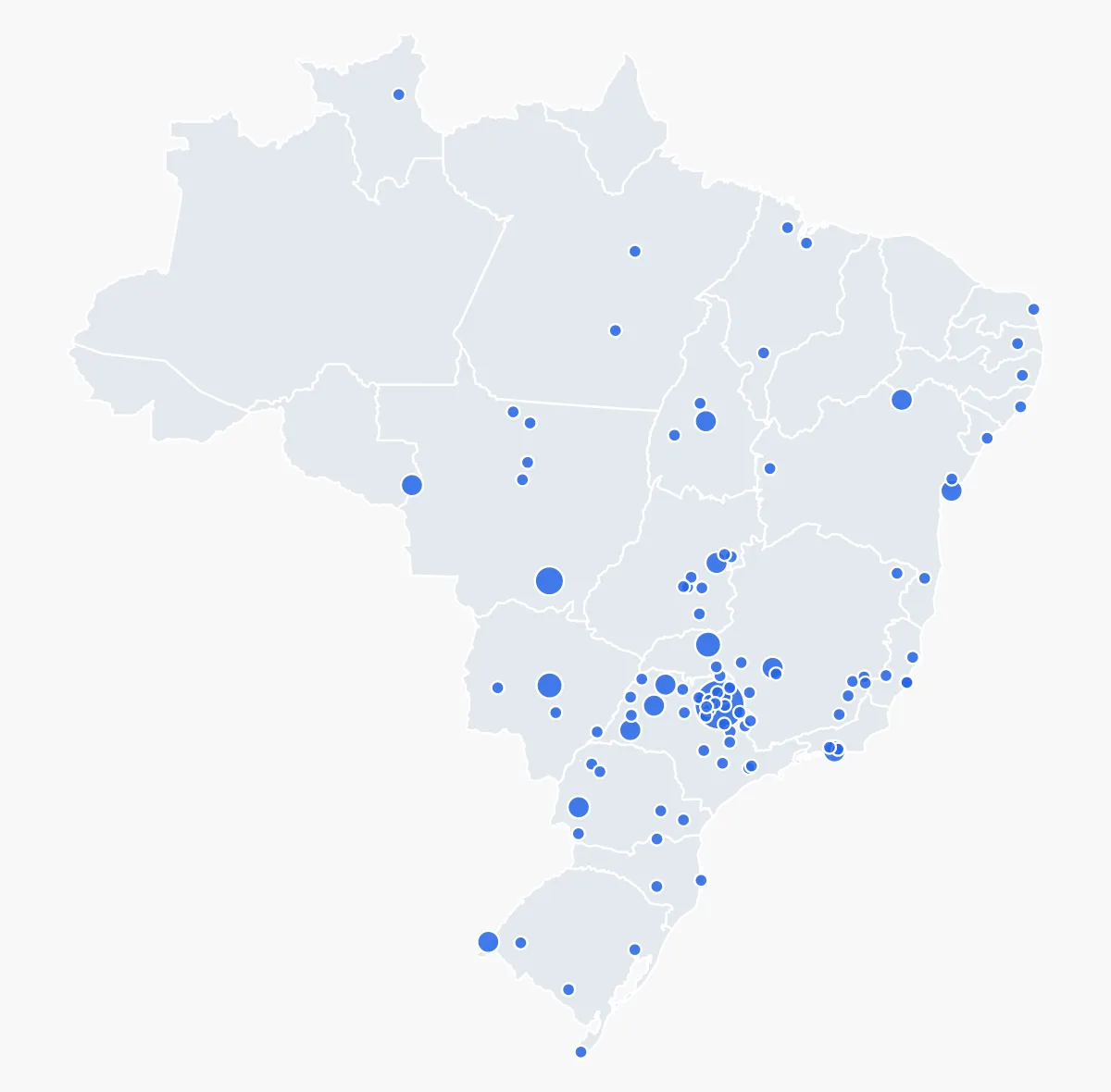 Mapa do Brasil com pontos azuis nas cidades-base dos profissionais da Rede Drone Sense, com mais concentração em São Paulo e no Centro-Oeste
