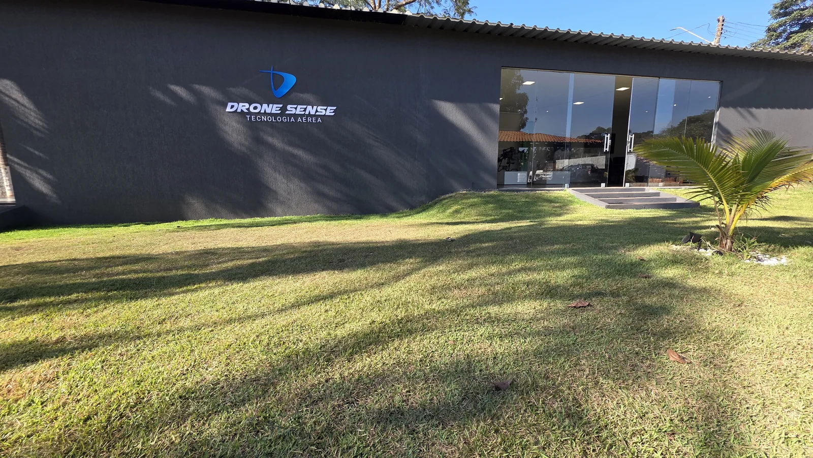 Fachada da sede da Drone Sense e gramado do campus em Ribeirão Preto