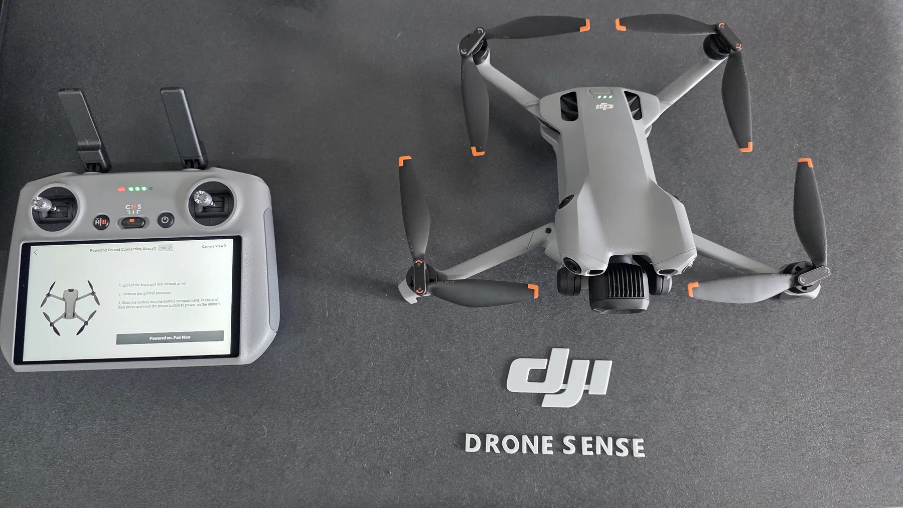 Drone DJI e controle com tela na bancada da Drone Sense